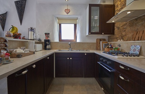 Obidos Cottage | Wine lovers romantic rural barn 7 km from Obidos complete with wine press!