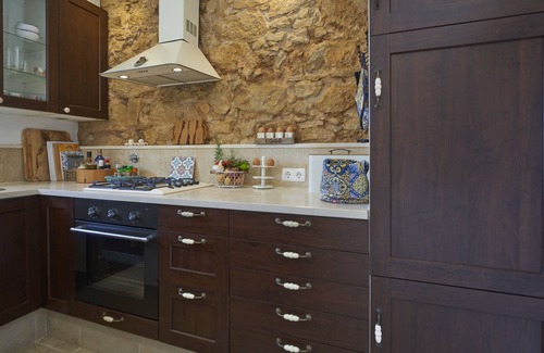 Obidos Cottage | Wine lovers romantic rural barn 7 km from Obidos complete with wine press!