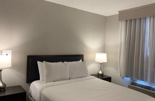 Queens Hotel | Wingate by Wyndham JFK Airport, Far Rockaway NY