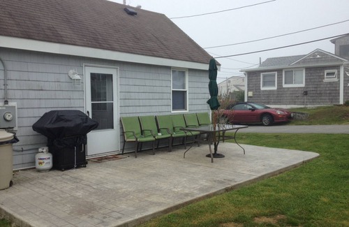 Breakwater Village Cottage | WINTER DISCOUNT/Gorgeous, quaint cottage one block from private beach!