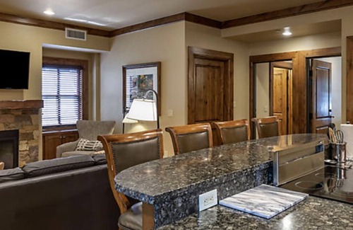 West End Condo | Winter Vacation in Aspen! Enjoy a Presidential suite with family/friends!