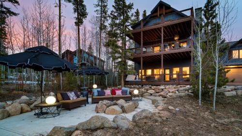 Elk Court Cabins House | Winterhaven Estate by AvantStay Sleeps 19 Guests Mountain Compound w Views Firepit Hot Tub