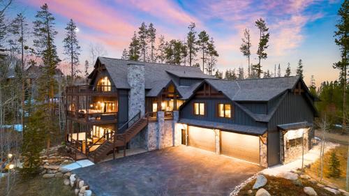 Elk Court Cabins House | Winterhaven Estate by AvantStay Sleeps 19 Guests Mountain Compound w Views Firepit Hot Tub