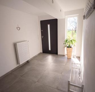 Alpen Apartment | Wohlfühloase - Moderne Ferienwohnung mit großem eingezäuntem Garten in Alleinlage an Feld & Wald, Natur pur trifft auf Komfort, Wellness und gute Erholung