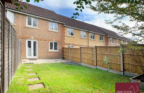 Knaphill House | Woking - Garden, Parking, Pets Welcome