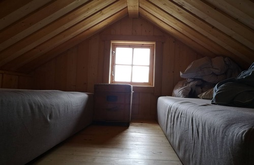 Gallo Cabin | Wolverine lake cabin. Romatic log cabin is completely offgrid
