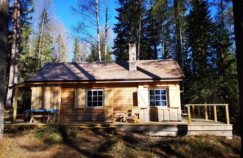 Gallo Cabin | Wolverine lake cabin. Romatic log cabin is completely offgrid