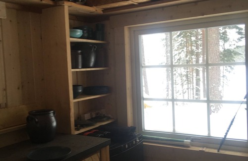 Gallo Cabin | Wolverine lake cabin. Romatic log cabin is completely offgrid