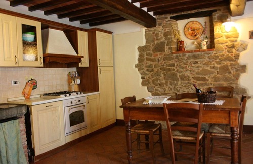Civitella in Val di Chiana Villa | Wonderful private villa for 8 people with WIFI, private pool, TV and pets allowed, close to Arezzo