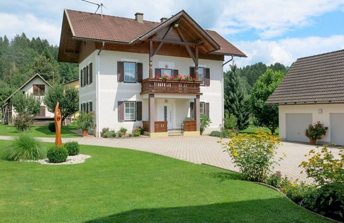 Augsdorf House | Wonderful private villa for 6 guests with WIFI, TV and patio