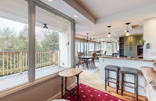 Warren Apartment | Wonderful Condo Close to Sugarbush Resort with Pool, Hot Tub, & WiFi