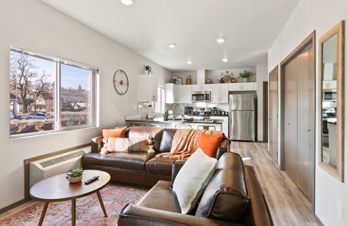 South Perry District Apartment | Wonderful New 2 Bed 2 Bath Near Perry Dist and DT!