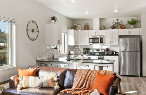 South Perry District Apartment | Wonderful New 2 Bed 2 Bath Near Perry Dist and DT!