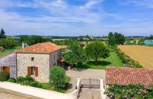 Madaillan Villa | Wonderful private villa for 6 guests with WIFI, A/C, private pool, TV, terrace and pets allowed