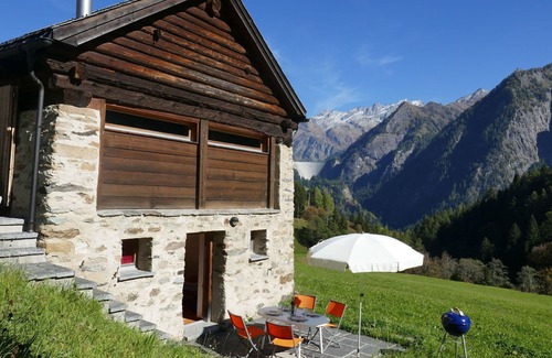 Blenio House | Wonderful private villa for 5 people with WIFI, patio, pets allowed and panoramic view