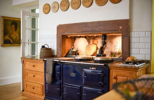 Kirriemuir Villa | Wonderful private villa for 10 guests with WIFI, patio and panoramic view