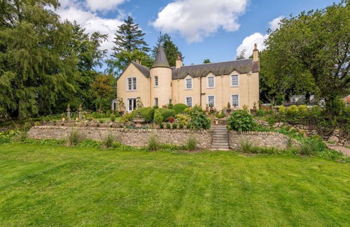 Kirriemuir Villa | Wonderful private villa for 10 guests with WIFI, patio and panoramic view