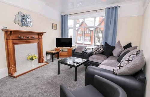 Rhos on Sea Apartment | Wonderful spacious apartment 1 minute from the beach