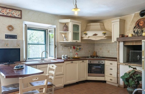 Monteguiduccio House | Wonderful vacation home in historical flair.