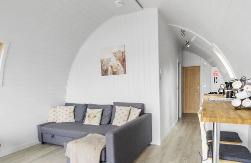 Hertford House | Wonderful villa for 6 guests with hot tub, TV, terrace and pets allowed