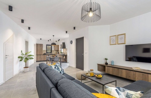 Vrznaveri House | Wonderful villa for 6 people with private pool, WIFI, A/C, TV, terrace and pets allowed