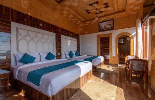 Theog Hotel | Wood Crista Kufri near an Apple Orchard