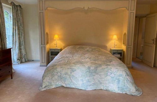 Pont-a-Lesse Villa | Wood Side Cottage avec piscine