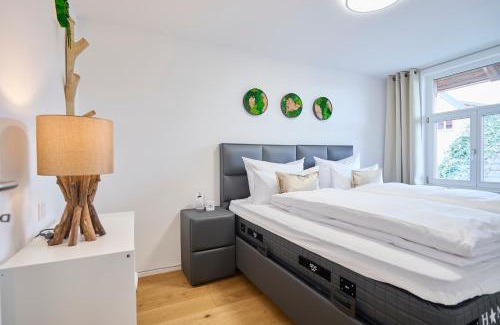 Markdorf Apartment | WOOD WORLD Luxury III Massage - Tischkicker - Parken - Küche - Light Show - Trambolin