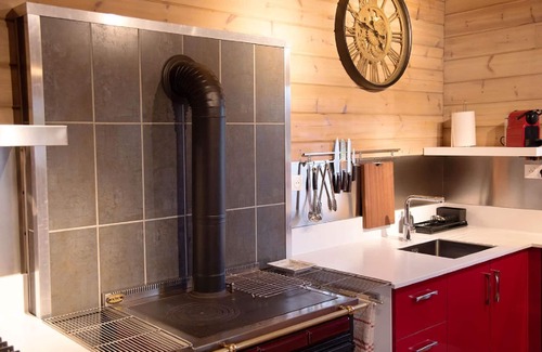 Solgne House | Wooden cottage for 6 people located on the edge of a private pond.