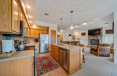 Seven Springs Condo | Woodridge at Seven Springs - Spacious & Cozy 4 BR/4 BA Mountaintop Condo!