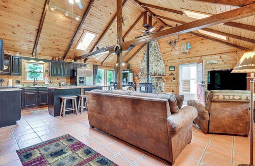 Beaver Cove Cottage | Woodsy Beaver Cove Cabin w/Deck & Fire Pit!