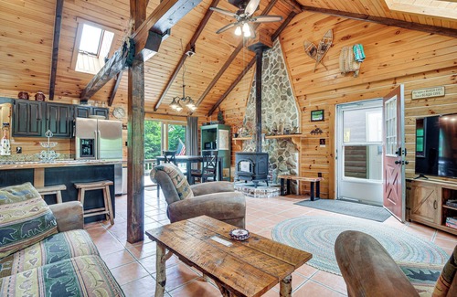 Beaver Cove Cottage | Woodsy Beaver Cove Cabin w/Deck & Fire Pit!