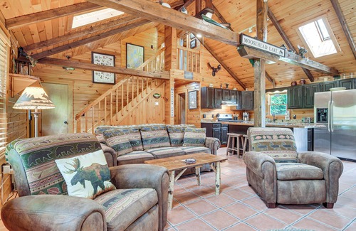 Beaver Cove Cottage | Woodsy Beaver Cove Cabin w/Deck & Fire Pit!