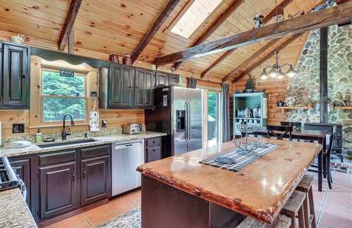 Beaver Cove Cottage | Woodsy Beaver Cove Cabin w/Deck & Fire Pit!