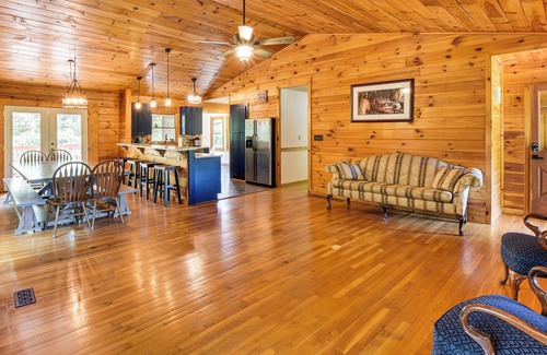 Toccoa Cabin | Woodsy Hideaway: 8 Mi to Henderson Falls Park!
