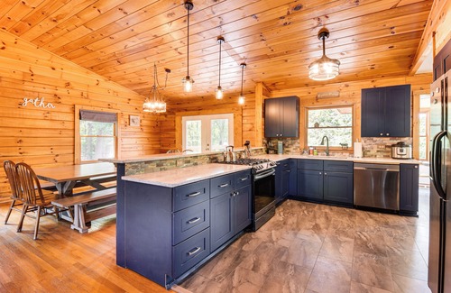 Toccoa Cabin | Woodsy Hideaway: 8 Mi to Henderson Falls Park!