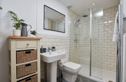 Castle Donington Apartment | Work-Ready Stay: Gym Pass, Fast Wifi, Near EMA