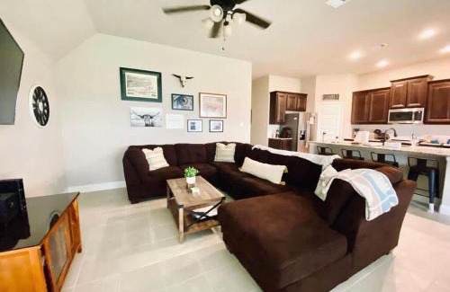 Waxahachie House | Work ready stay queen bd near DWTN Baylor Scott & White Fast Wi-Fi Free Parking Professionally Managed by Stay Albatross