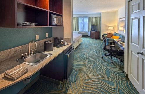 Greensboro Hotel | Work & Unwind in This Modern King Suite w/Relaxing Ambiance + Breakfast