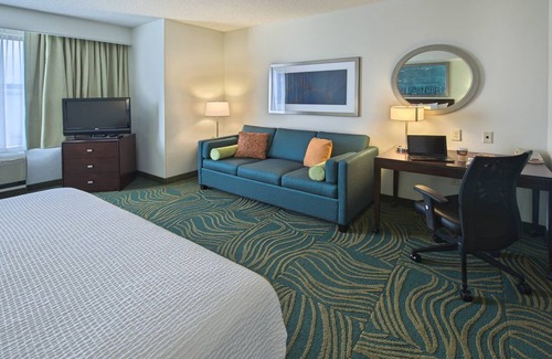 Greensboro Hotel | Work & Unwind in This Modern King Suite w/Relaxing Ambiance + Breakfast