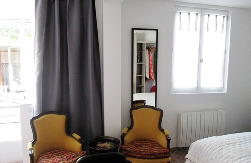 Maisons-Laffitte Hotel | WORKSHOP, independent studio on private courtyard PARIS center 20 minutes by RER A