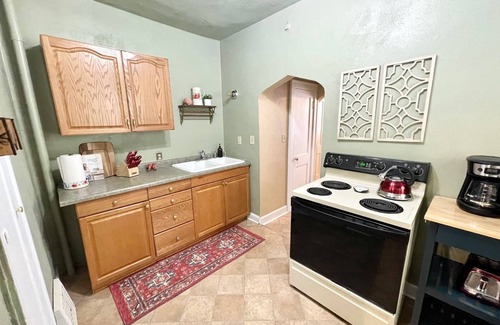 Minot Apartment | π Workstation + 65" Smart TV + Laundry + Free Wi-Fi