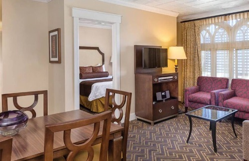 Downtown Seattle Hotel | "World Cup HQ: 1-Bedroom Suite for 4, Steps from Lumen Field & Seattle’s Best!"