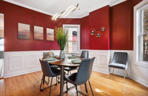 Lakeview Apartment | Wrigley 2BR, 1BA with Free Parking