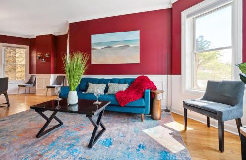 Lakeview Apartment | Wrigley 2BR, 1BA with Free Parking