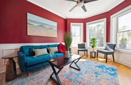 Lakeview Apartment | Wrigley 2BR, 1BA with Free Parking