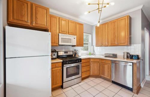 Lakeview Apartment | Wrigley 2BR, 1BA with Free Parking