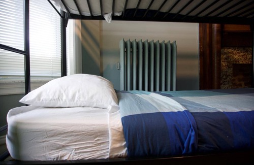 Lakeview Hostel | Wrigley Hostel