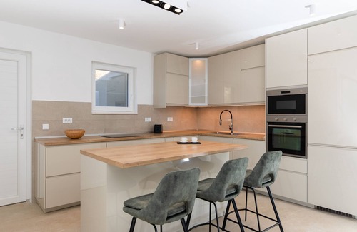 Nerezise Villa | Wunderschöne Moderne Villa mit Pool -3min vom Strand - Meerblick - Ruhige Lage