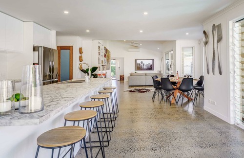 Wurtulla House | Wurtulla Beachside Haven, Steps to the Sea & Pool